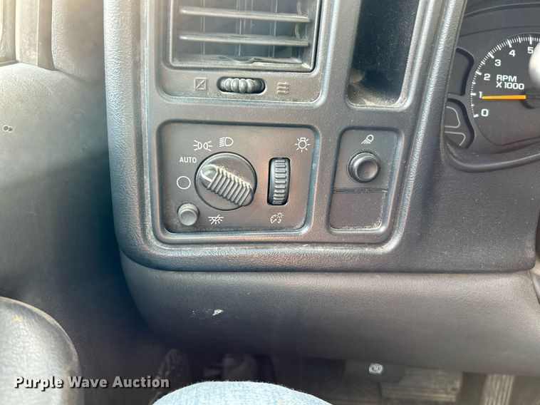 image for item NQ9989 2005 Chevrolet Silverado 1500  pickup truck