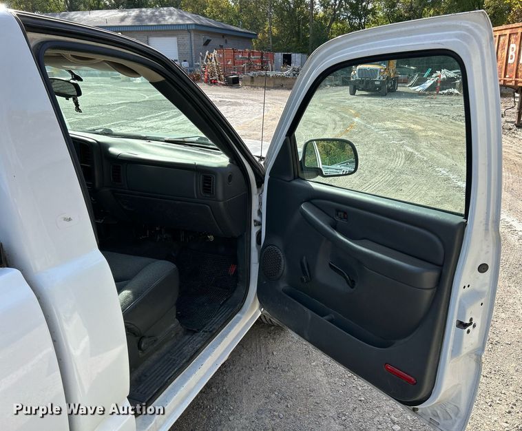 image for item NQ9989 2005 Chevrolet Silverado 1500  pickup truck