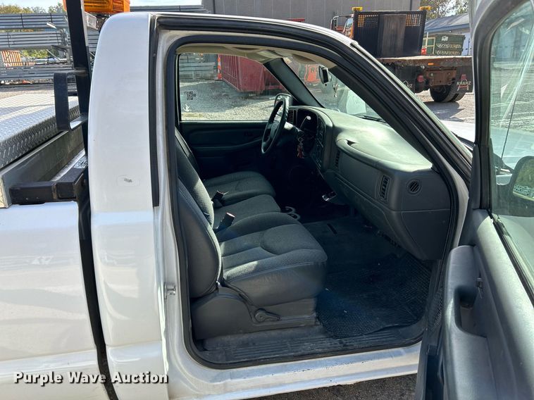 image for item NQ9989 2005 Chevrolet Silverado 1500  pickup truck