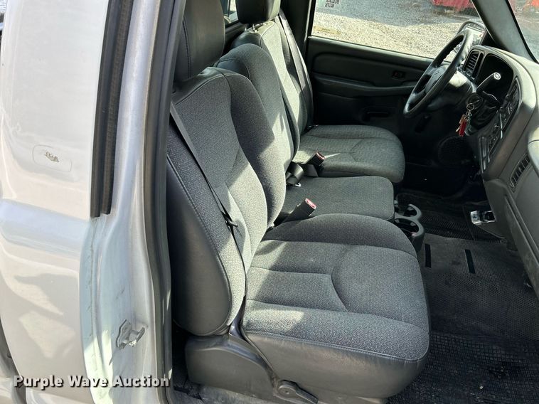 image for item NQ9989 2005 Chevrolet Silverado 1500  pickup truck