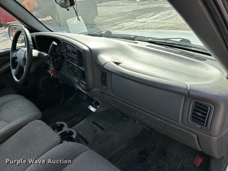 image for item NQ9989 2005 Chevrolet Silverado 1500  pickup truck