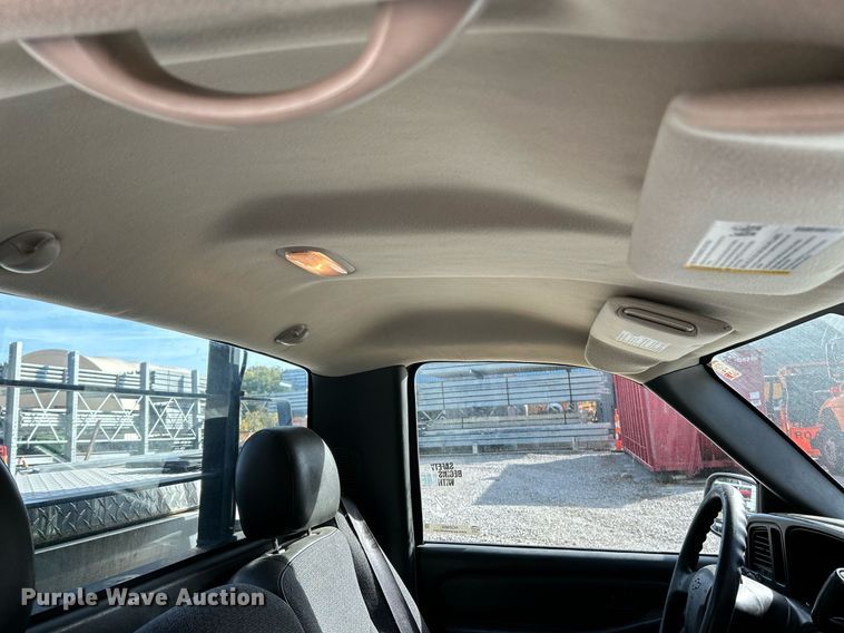 image for item NQ9989 2005 Chevrolet Silverado 1500  pickup truck