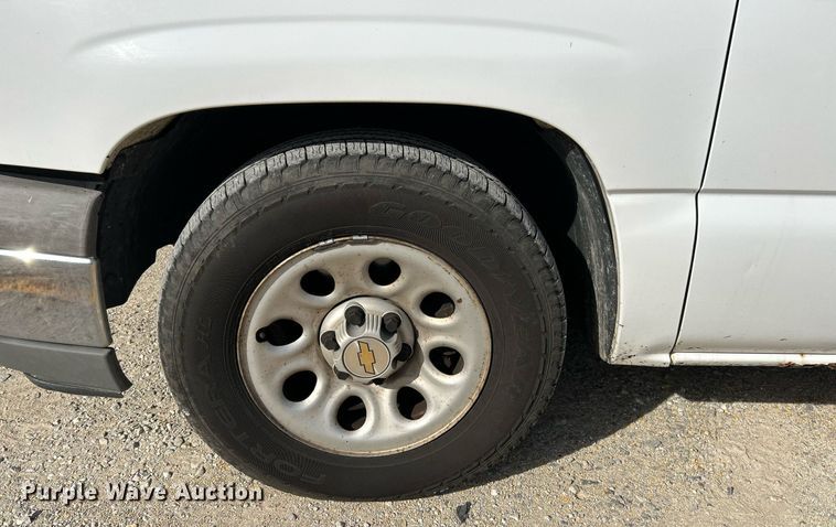 image for item NQ9989 2005 Chevrolet Silverado 1500  pickup truck