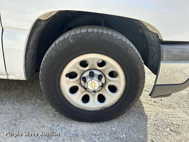 image for item NQ9989 2005 Chevrolet Silverado 1500  pickup truck