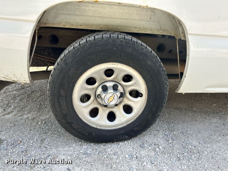 image for item NQ9989 2005 Chevrolet Silverado 1500  pickup truck