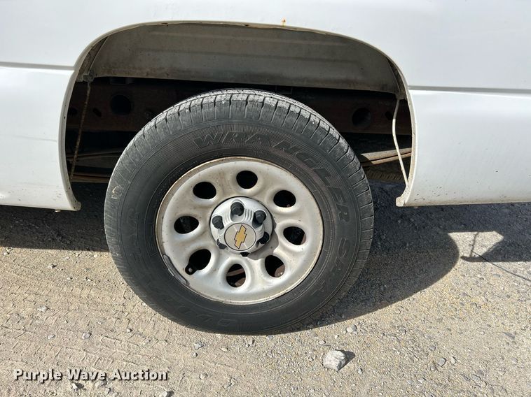 image for item NQ9989 2005 Chevrolet Silverado 1500  pickup truck