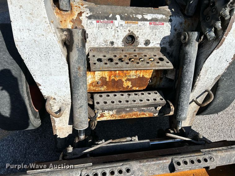 image for item NQ9991 2007 Bobcat S300  skid steer loader