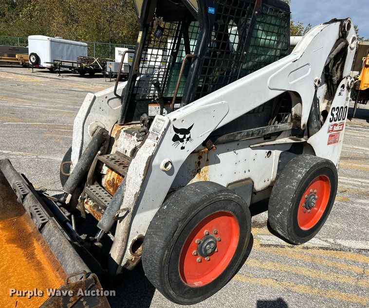 image for item NQ9991 2007 Bobcat S300  skid steer loader