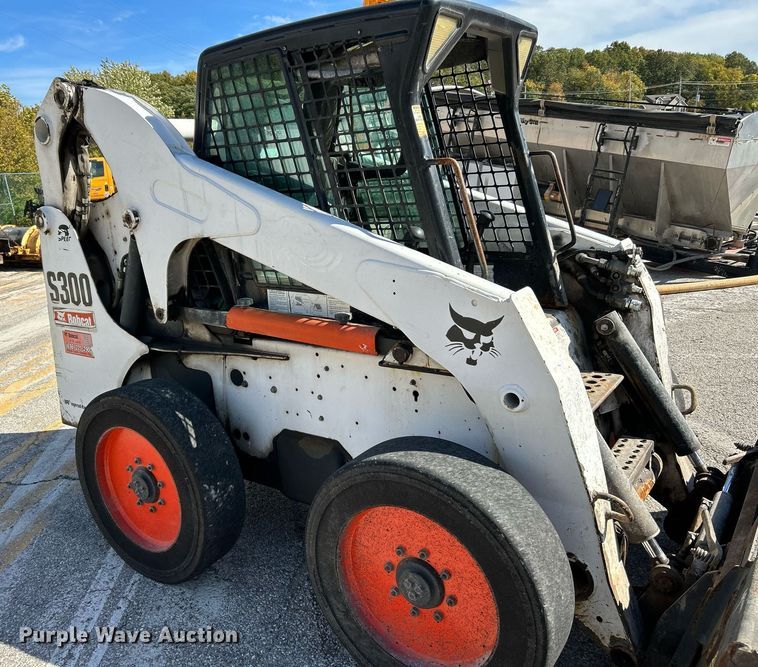 image for item NQ9991 2007 Bobcat S300  skid steer loader