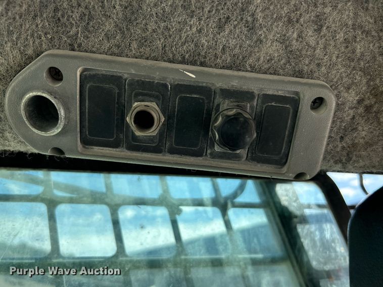 image for item NQ9991 2007 Bobcat S300  skid steer loader