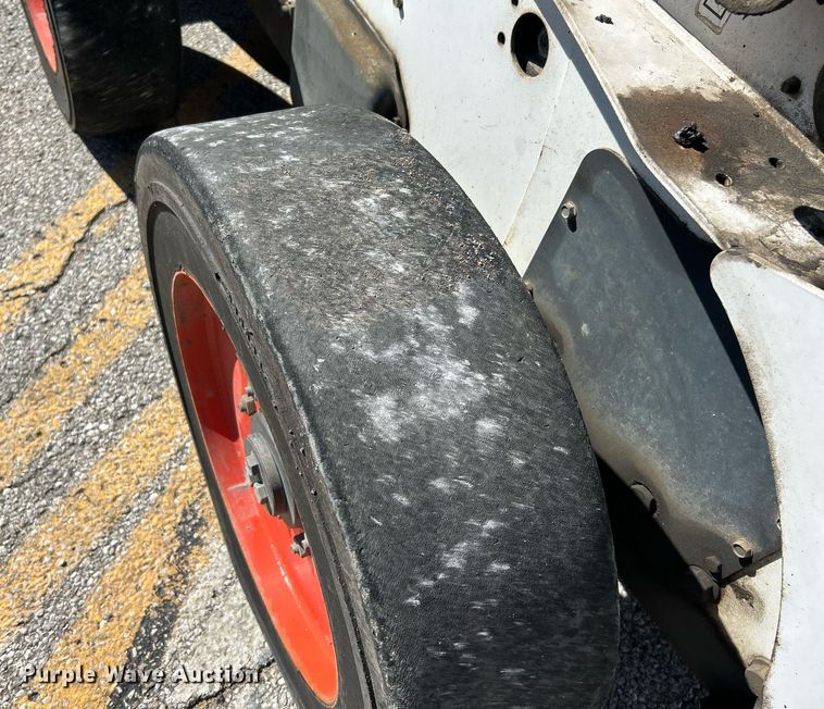 image for item NQ9991 2007 Bobcat S300  skid steer loader