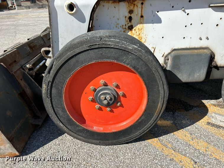 image for item NQ9991 2007 Bobcat S300  skid steer loader