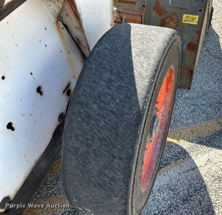 image for item NQ9991 2007 Bobcat S300  skid steer loader