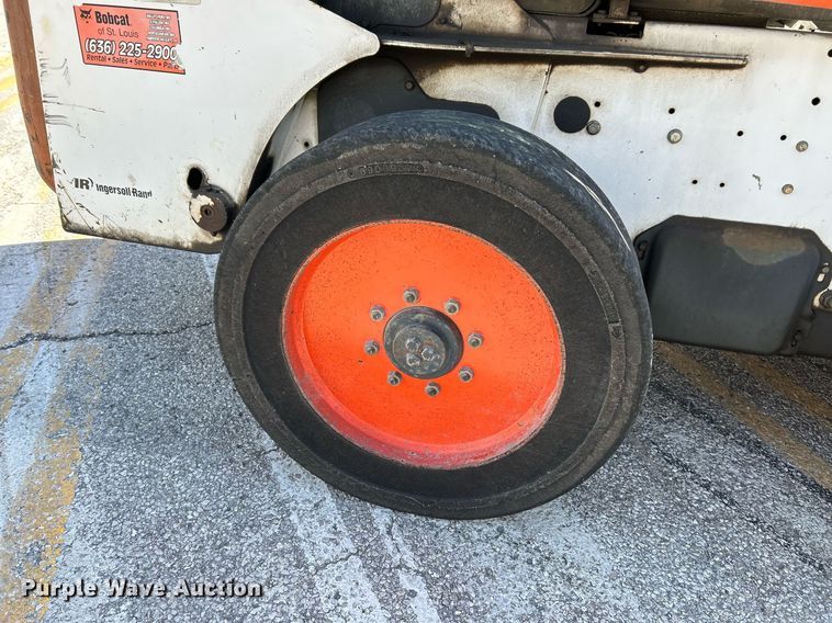 image for item NQ9991 2007 Bobcat S300  skid steer loader