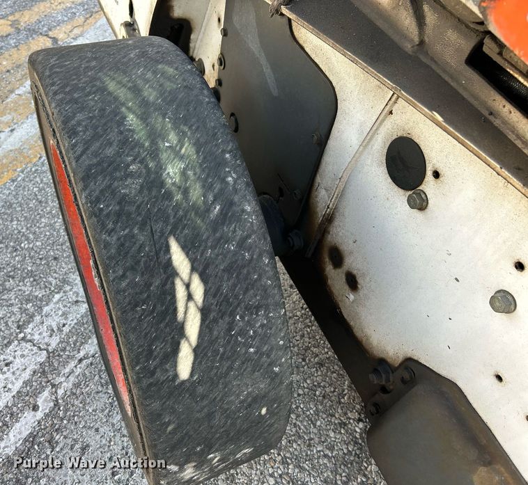 image for item NQ9991 2007 Bobcat S300  skid steer loader