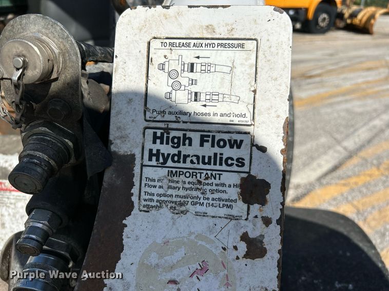 image for item NQ9991 2007 Bobcat S300  skid steer loader