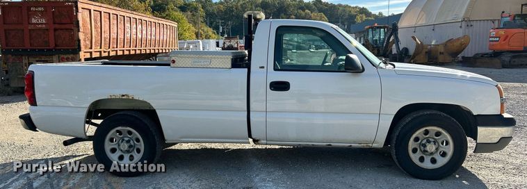 image for item NQ9992 2005 Chevrolet Silverado 1500  pickup truck