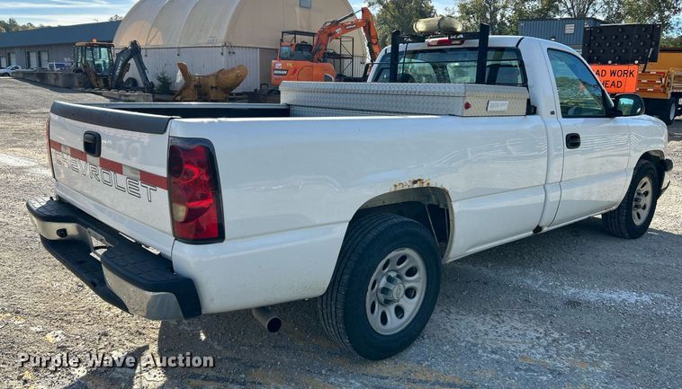 image for item NQ9992 2005 Chevrolet Silverado 1500  pickup truck