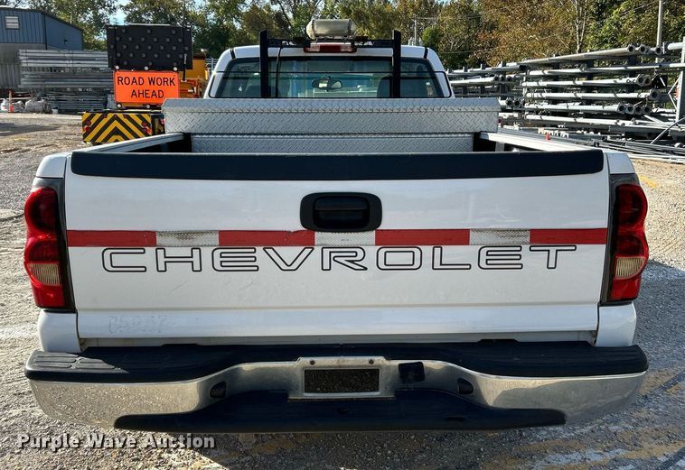 image for item NQ9992 2005 Chevrolet Silverado 1500  pickup truck