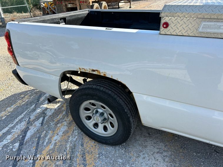 image for item NQ9992 2005 Chevrolet Silverado 1500  pickup truck