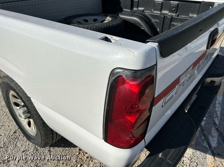 image for item NQ9992 2005 Chevrolet Silverado 1500  pickup truck