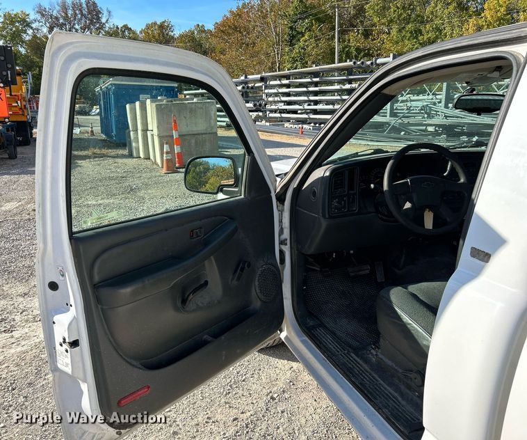 image for item NQ9992 2005 Chevrolet Silverado 1500  pickup truck
