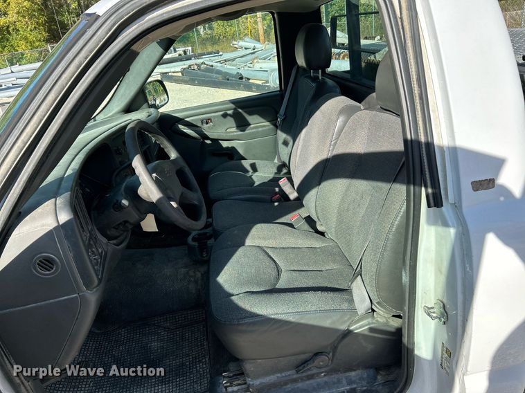 image for item NQ9992 2005 Chevrolet Silverado 1500  pickup truck