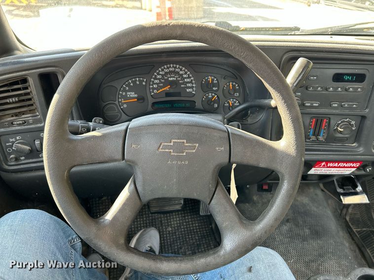 image for item NQ9992 2005 Chevrolet Silverado 1500  pickup truck