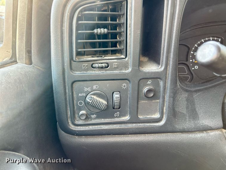 image for item NQ9992 2005 Chevrolet Silverado 1500  pickup truck