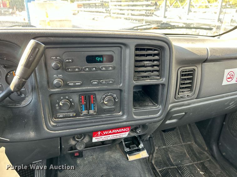 image for item NQ9992 2005 Chevrolet Silverado 1500  pickup truck