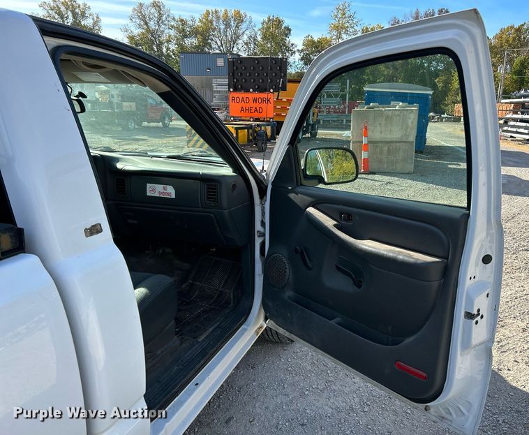 image for item NQ9992 2005 Chevrolet Silverado 1500  pickup truck