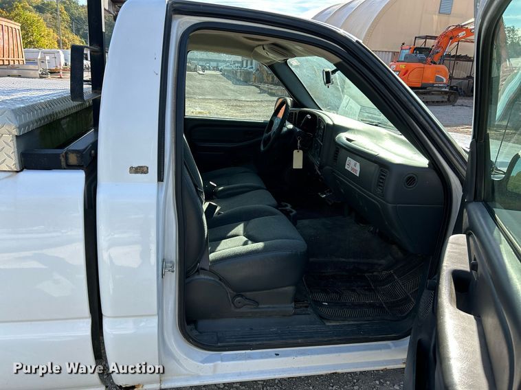image for item NQ9992 2005 Chevrolet Silverado 1500  pickup truck