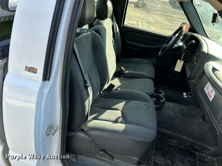 image for item NQ9992 2005 Chevrolet Silverado 1500  pickup truck