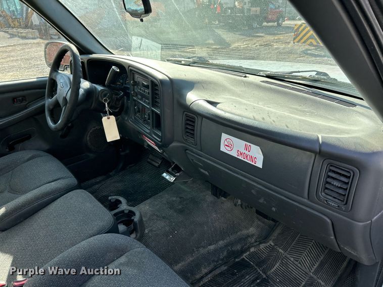 image for item NQ9992 2005 Chevrolet Silverado 1500  pickup truck