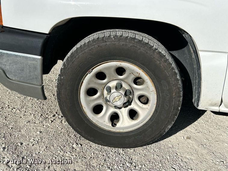 image for item NQ9992 2005 Chevrolet Silverado 1500  pickup truck