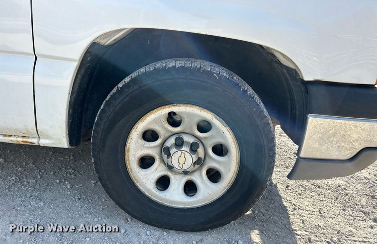 image for item NQ9992 2005 Chevrolet Silverado 1500  pickup truck