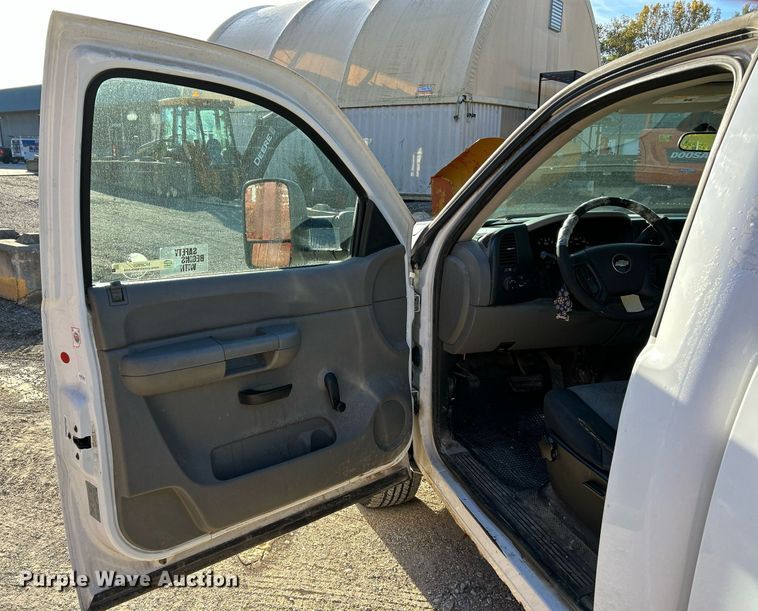 image for item NQ9996 2008 Chevrolet Silverado 1500  pickup truck