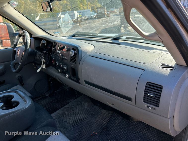 image for item NQ9996 2008 Chevrolet Silverado 1500  pickup truck