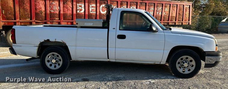 image for item NQ9997 2005 Chevrolet Silverado 1500  pickup truck