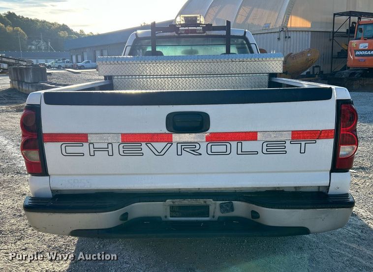 image for item NQ9997 2005 Chevrolet Silverado 1500  pickup truck