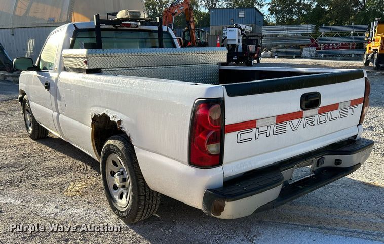 image for item NQ9997 2005 Chevrolet Silverado 1500  pickup truck