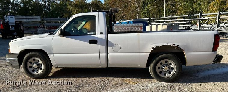 image for item NQ9997 2005 Chevrolet Silverado 1500  pickup truck