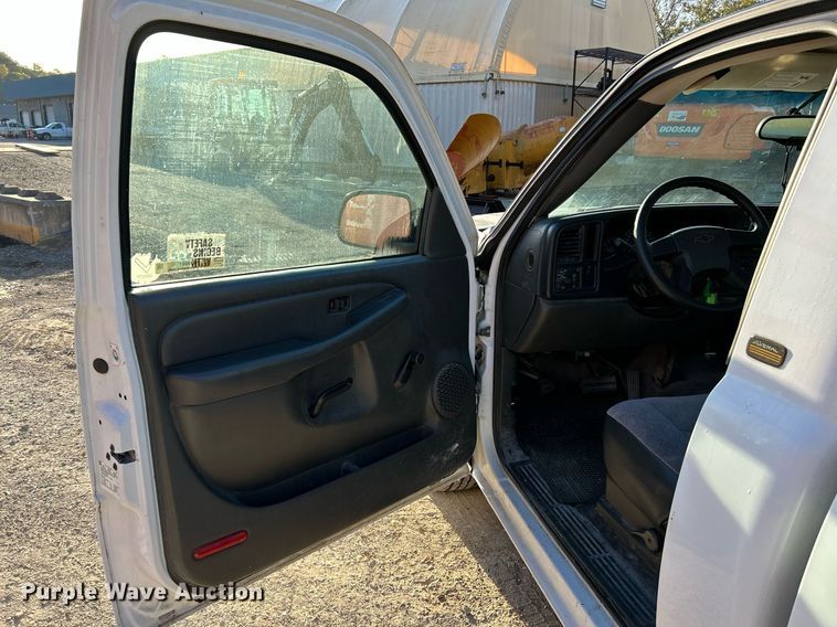 image for item NQ9997 2005 Chevrolet Silverado 1500  pickup truck
