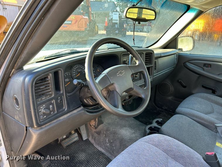 image for item NQ9997 2005 Chevrolet Silverado 1500  pickup truck