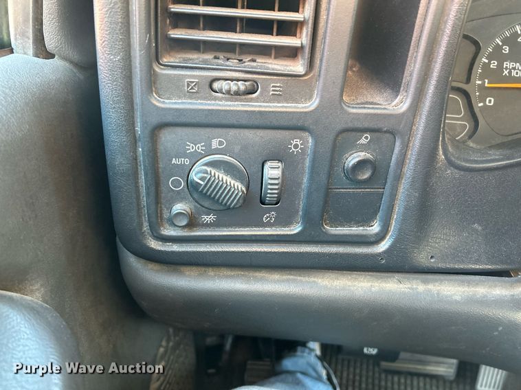 image for item NQ9997 2005 Chevrolet Silverado 1500  pickup truck