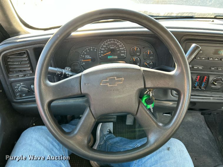 image for item NQ9997 2005 Chevrolet Silverado 1500  pickup truck