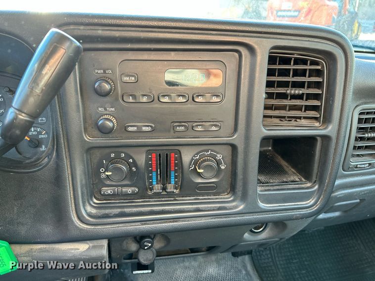 image for item NQ9997 2005 Chevrolet Silverado 1500  pickup truck
