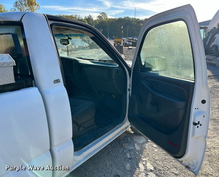 image for item NQ9997 2005 Chevrolet Silverado 1500  pickup truck