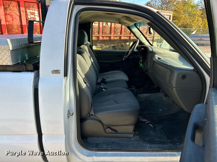 image for item NQ9997 2005 Chevrolet Silverado 1500  pickup truck