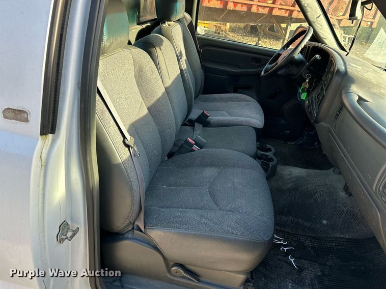 image for item NQ9997 2005 Chevrolet Silverado 1500  pickup truck